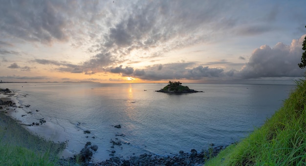 La lingua vietnamita del tempio di Hon Ba è Mieu Hon Ba è una piccola pagoda nell'isola della città di Vung Tau in Vietnam Bellissimo cloudscape sul mare alba girato Sfondo e concetto di viaggio