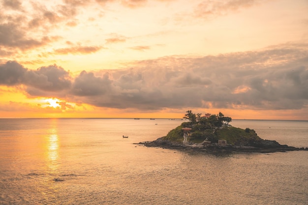 La lingua vietnamita del tempio di Hon Ba è Mieu Hon Ba è una piccola pagoda nell'isola della città di Vung Tau in Vietnam Bellissimo cloudscape sul mare alba girato Sfondo e concetto di viaggio