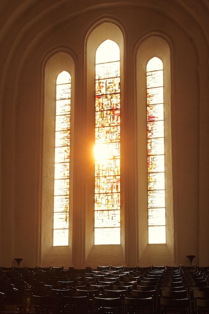 La luce del sole che attraversa le finestre della chiesa