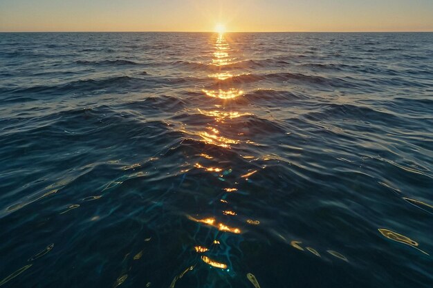 La luce del sole che si riflette su un oceano tranquillo