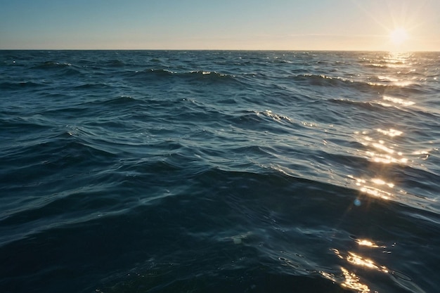 La luce del sole che si riflette su un oceano tranquillo