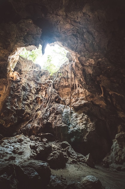 La luce del sole dal tetto della grotta illumina la camera a Khaoluang, provincia di Phetchaburi, Thailandia.'