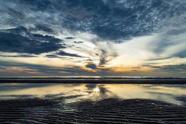 La luce del sole del mattino nel mare.