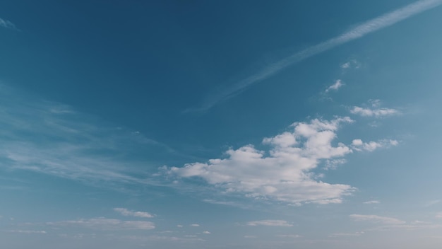 La luce del sole e i raggi del sole al giorno luce del sole giorno paesaggio nuvoloso viaggiando su un ampio spazio di natura chiaro