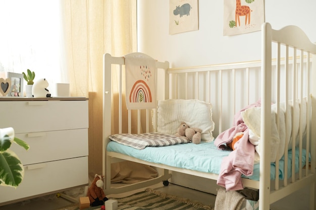 La luce del sole luminosa illumina l'accogliente nursery minimalista