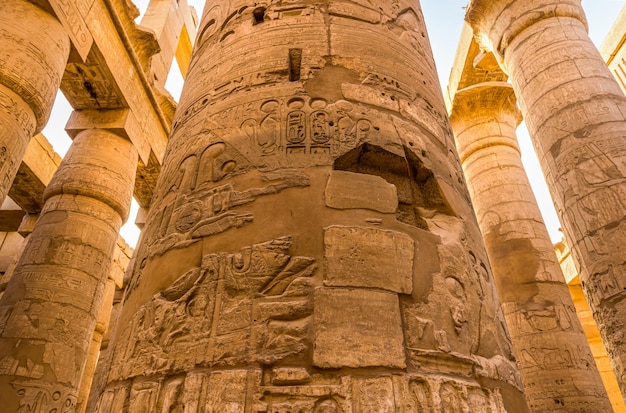 La luce del sole sopra le grandi colonne del tempio di Karnak a Luxor, Egitto