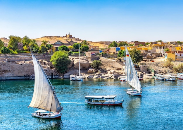 La luce del sole sulle barche sul Nilo ad Assuan, in Egitto