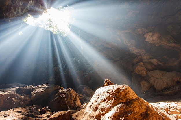 La luce della natura attraverso i buchi nella grotta