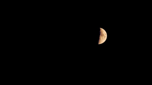 La luna crescente nel cielo notturno Area di copia spazio Sfondo