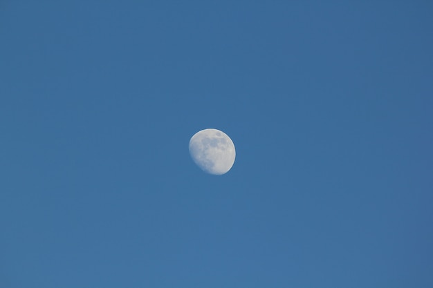 La luna durante il giorno