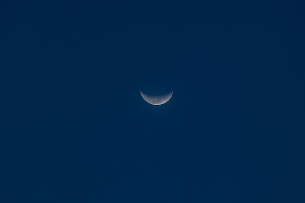 La luna sul cielo notturno