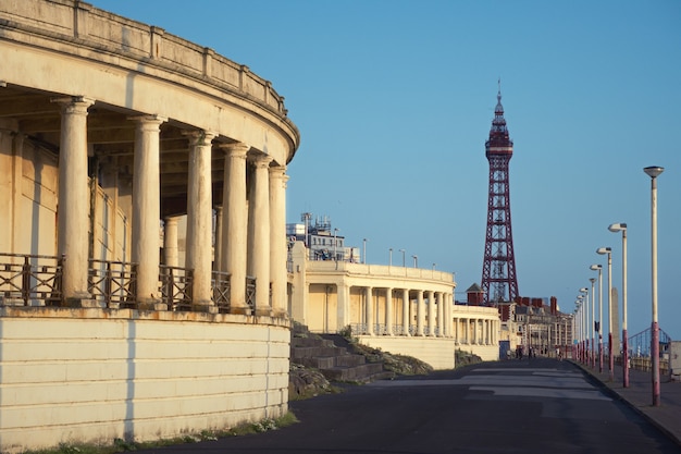 La lunga passerella pedonale e la torre di Blackpool Blackpool Promenade England