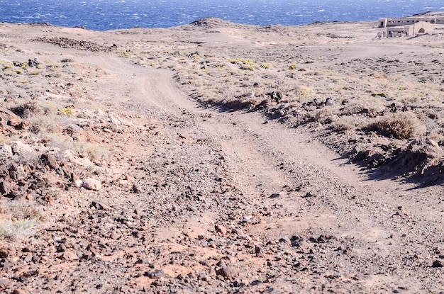 La lunga strada sterrata del deserto scompare nell'orizzonte.