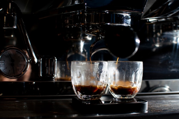 La macchina da caffè produce doppio espresso