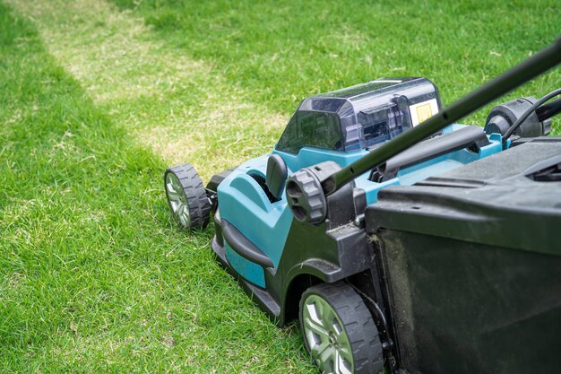 La macchina del tosaerba ha tagliato l'erba verde, Hobby che pianta il giardino di casa.