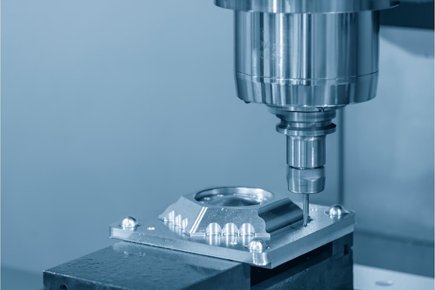 La macchina di fresatura CNC che taglia le parti dello stampo con uno strumento di finitura solido Il concetto di produzione di stampi e matrici di hitechnology da parte del centro di lavorazione