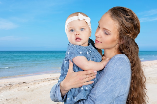 La madre abbraccia un bambino