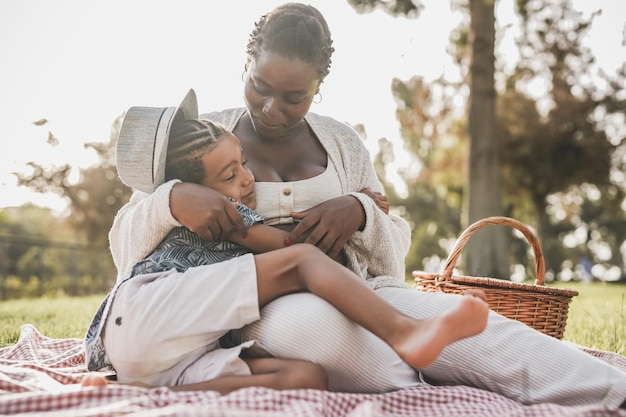 La madre africana si gode il pic nic con il figlio al parco cittadino