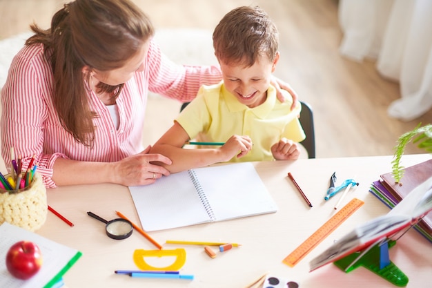 La madre aiuta il figlio a fare lezioni.