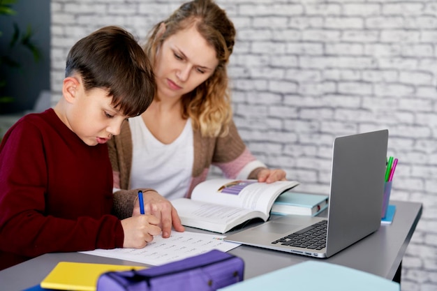 La madre aiuta il figlio con i compiti scolastici