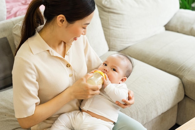 La madre asiatica e i piedi del neonato sorridono e sono felici