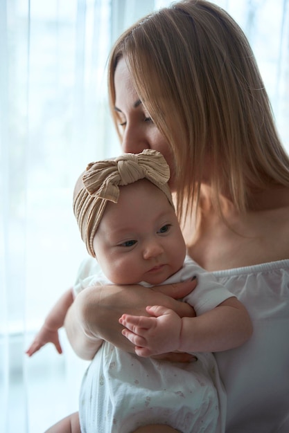 la madre bacia il suo bambino