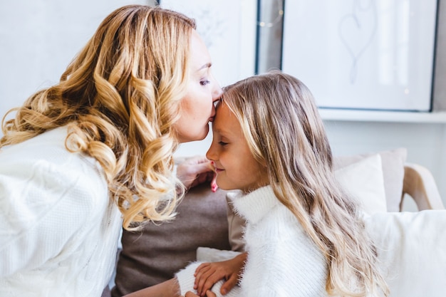 La madre bacia la figlia sulla fronte