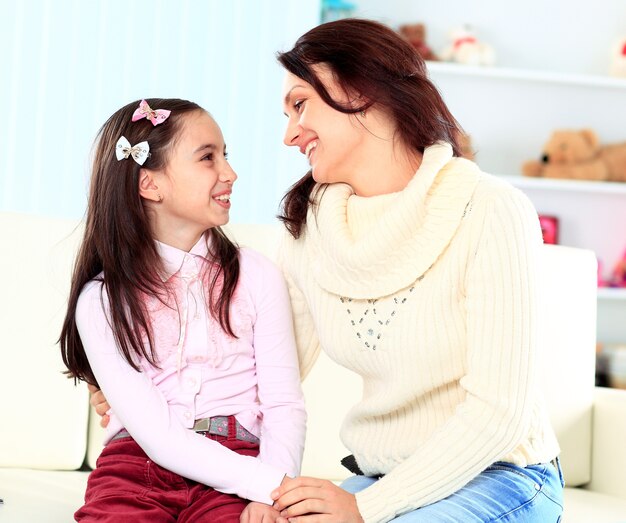 La madre con la figlia a casa.