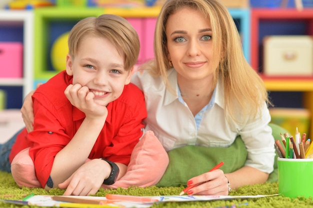 La madre con suo figlio disegna con le matite