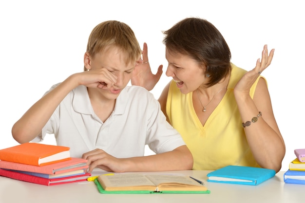 La madre è arrabbiata con suo figlio che fa i compiti