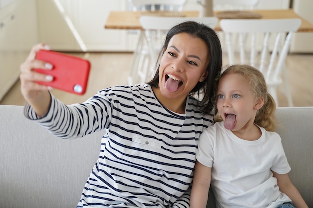 La madre e il bambino affettuosi si fanno il selfie La giovane mamma europea fa foto con la figlia piccola