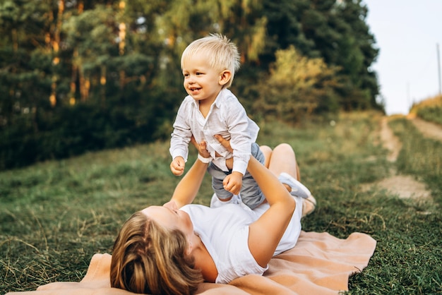 La madre e il suo piccolo figlio si divertono all&#39;aperto