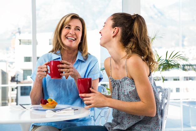 La madre e la figlia mangiano la prima colazione a casa in cucina