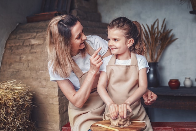 La madre e la figlia si modellano con l'argilla, godendo l'arte della ceramica e il processo di produzione