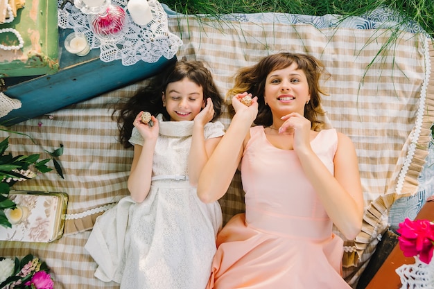 La madre e la figlia si rilassano in natura su un picnic