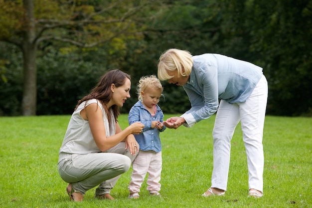 La madre e la nonna che mostrano la bambina fioriscono