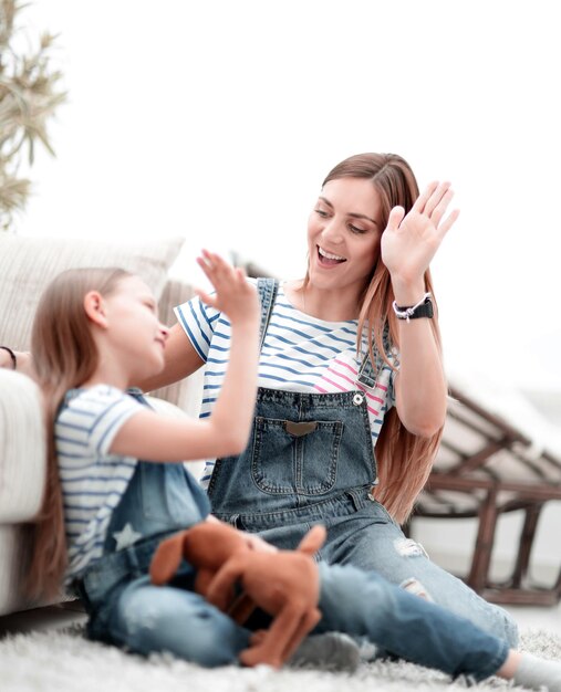 La madre e la sua piccola figlia si danno il cinque