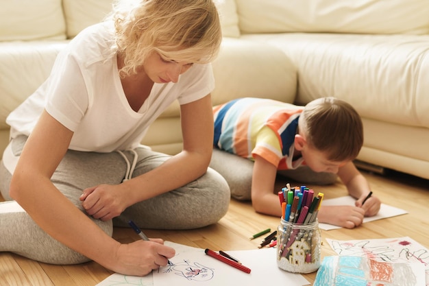 La madre felice e il figlio carino si uniscono a casa