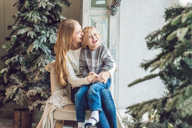 La madre felice e il ragazzo adorabile celebrano le vacanze di Capodanno