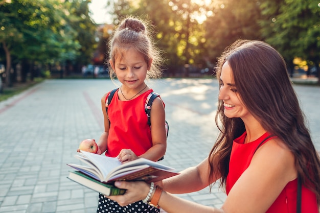 La madre felice ha incontrato sua figlia dopo le lezioni all'aperto scuola elementare.