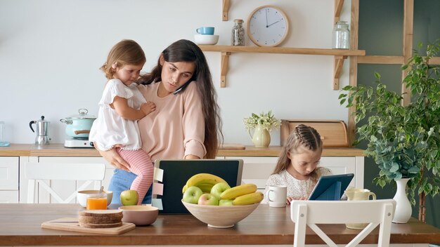 La madre irritata e impegnata cerca di lavorare a distanza, le figlie interferiscono con il lavoro delle madri