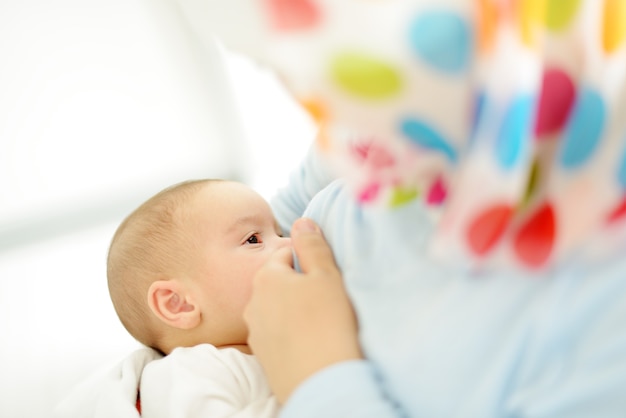 La madre musulmana sta allattando il suo bambino