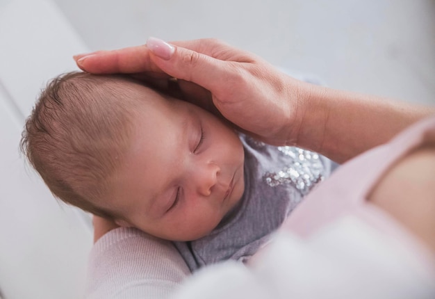 La madre tiene il bambino tra le braccia e gli accarezza la testa