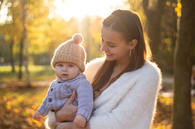 La madre tiene il piccolo figlio in braccio