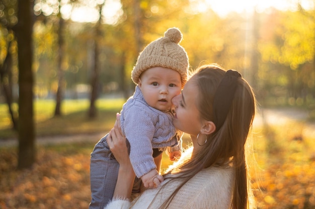 La madre tiene il piccolo figlio in braccio