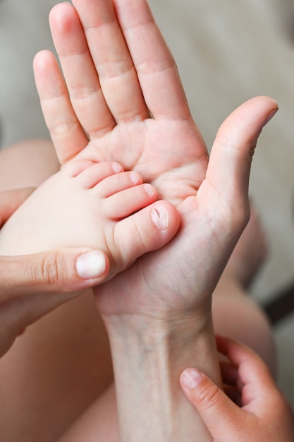 La madre tiene il piede con una punta ferita