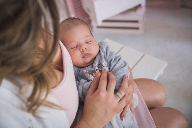 la madre tiene l'affascinante figlia appena nata addormentata