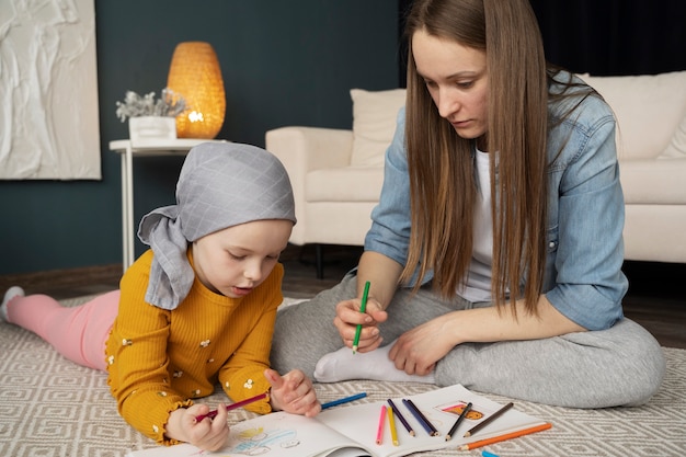 La madre trascorre del tempo con il figlio durante la terapia
