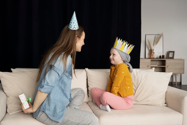 La madre trascorre del tempo con il figlio durante la terapia