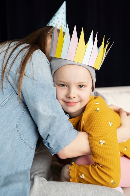 La madre trascorre del tempo con il figlio durante la terapia